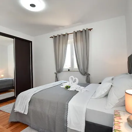 Apartment Lana *